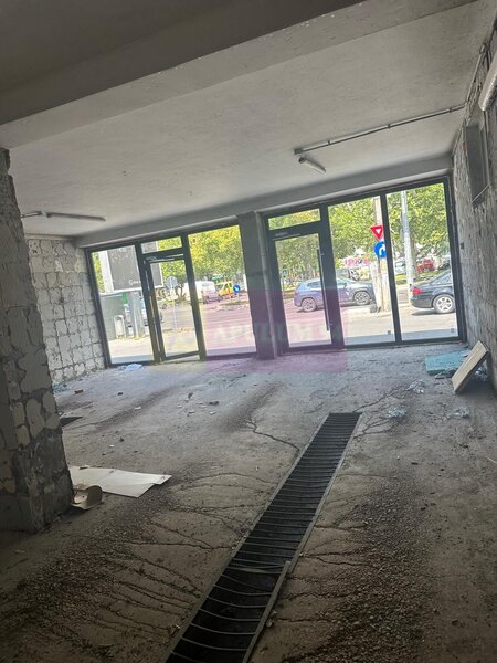 Spatiul Comercial Trapezului Vad Intens